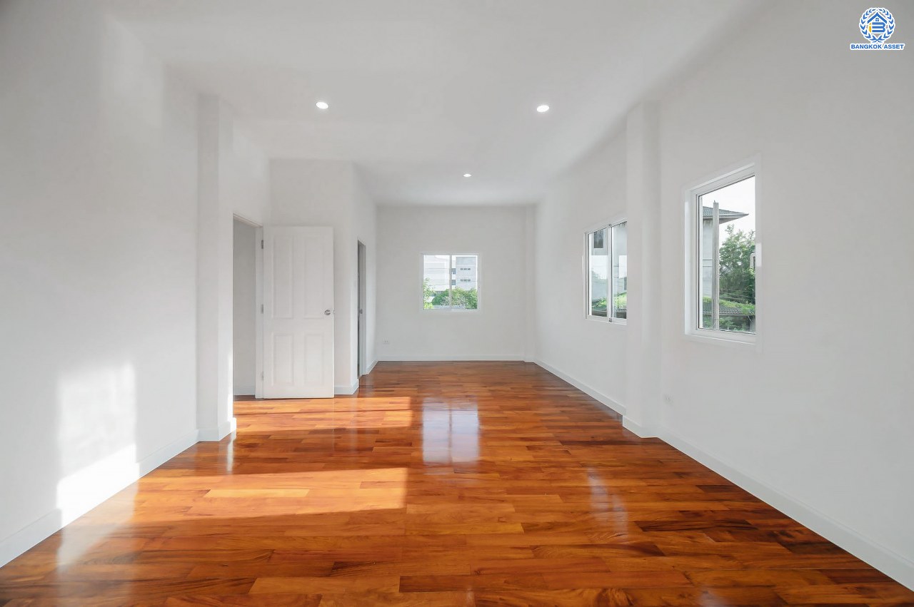 บ้านมือสองตกแต่งใหม่ โครงการ บ้านอาภา2 ปิ่นเกล้า-สวนผัก เนื้อที่ 57 ตร.ว. พื้นที่ใช้สอย 165.6 ตร.ม. ฟังก์ชัน 3 ห้องนอน 3 ห้องน้ำ จอดรถได้ 2 คัน บนทำเลเดินทางสะดวก เชื่อมต่อหลายเส้นทาง อาทิถนนกาญจนาภิเษก, ถนนนครอินทร์, ถนนราชพฤกษ์  ใกล้รถไฟฟ้าสายสีแดง "สถานีบางบำหรุ"